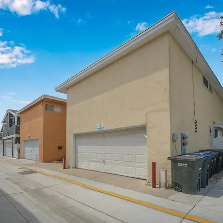 2 Bedroom Upstairs Apt 1 Block From The Beach!